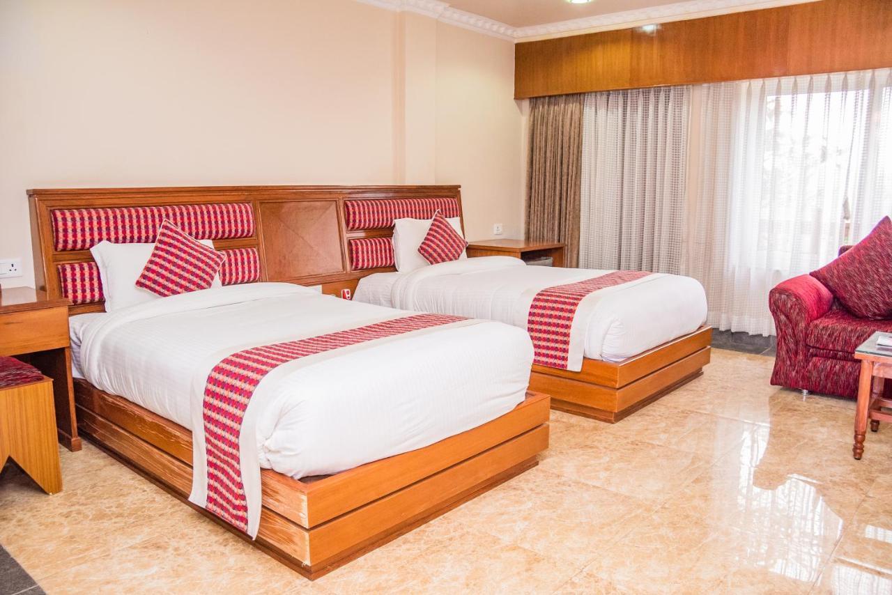 Hotel Earth Light Sauraha Читван Екстериор снимка