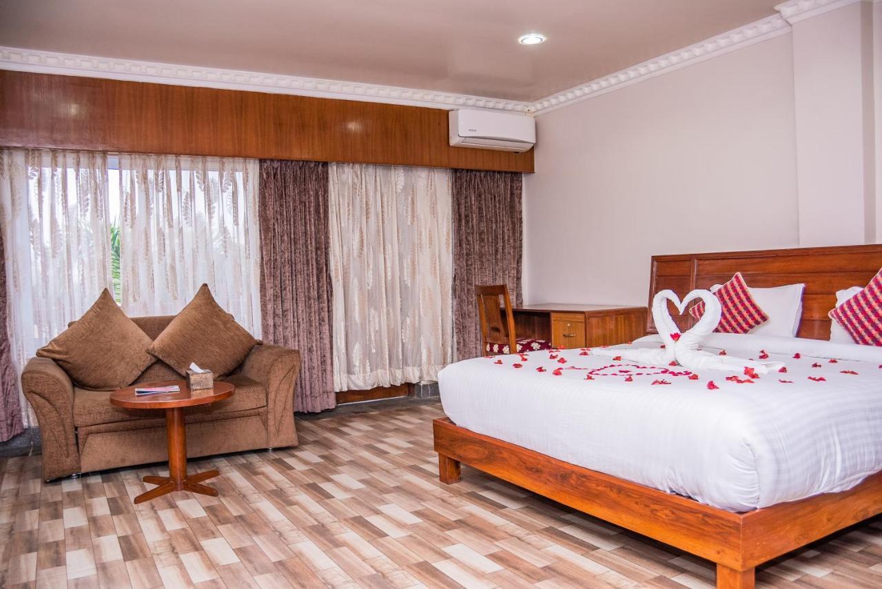 Hotel Earth Light Sauraha Читван Екстериор снимка