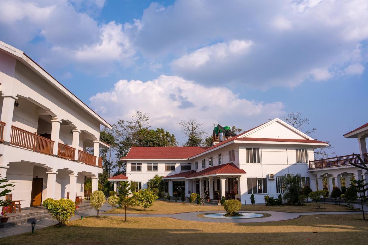 Hotel Earth Light Sauraha Читван Екстериор снимка