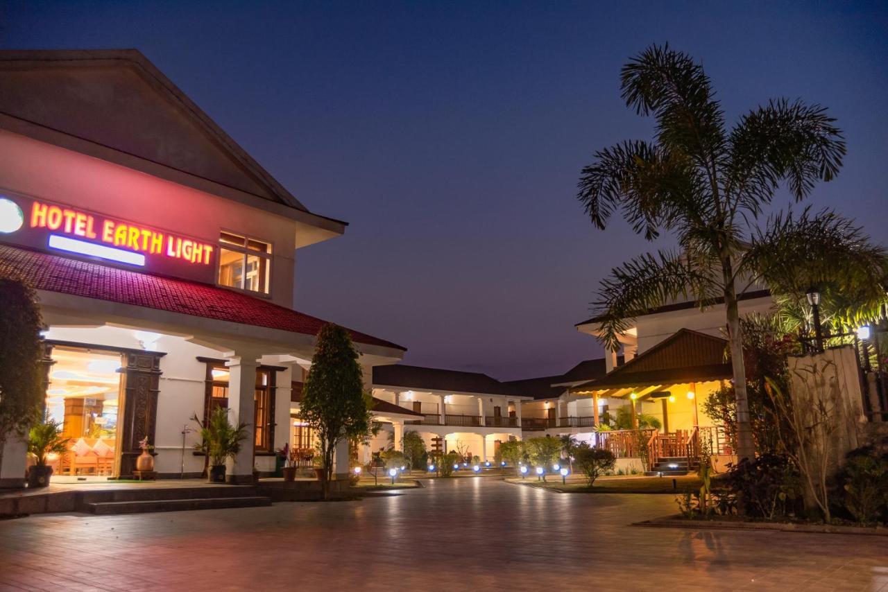 Hotel Earth Light Sauraha Читван Екстериор снимка