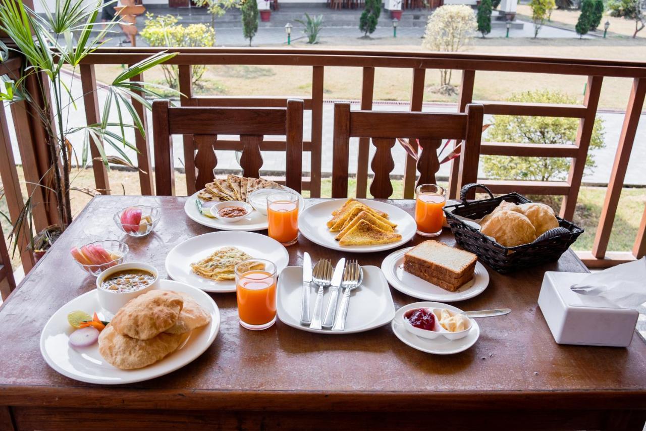 Hotel Earth Light Sauraha Читван Екстериор снимка