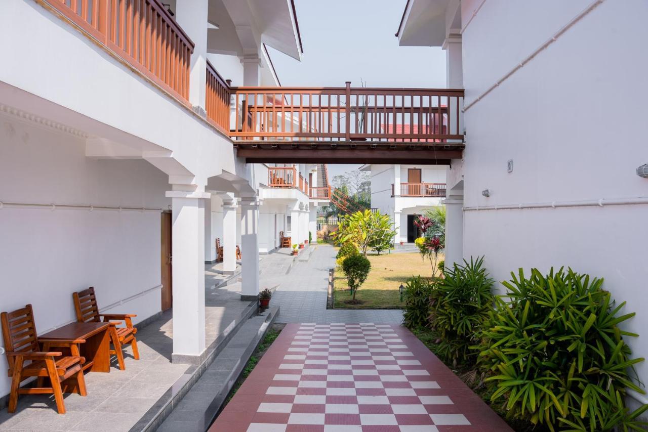 Hotel Earth Light Sauraha Читван Екстериор снимка
