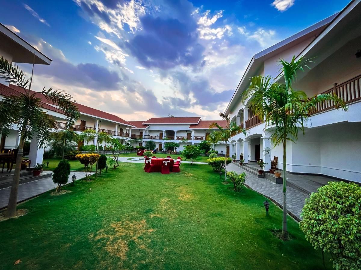 Hotel Earth Light Sauraha Читван Екстериор снимка