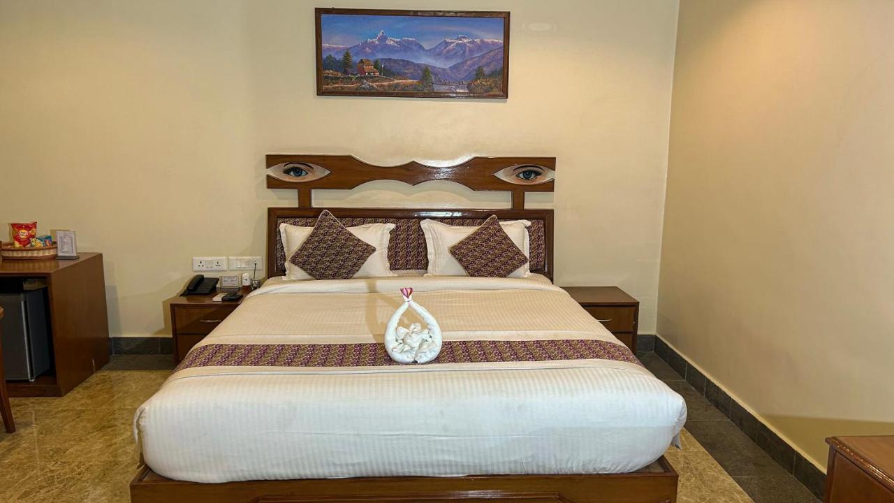 Hotel Earth Light Sauraha Читван Екстериор снимка