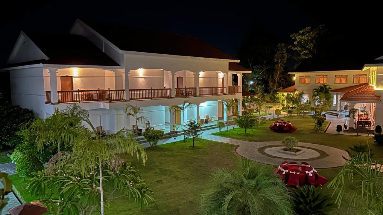 Hotel Earth Light Sauraha Читван Екстериор снимка