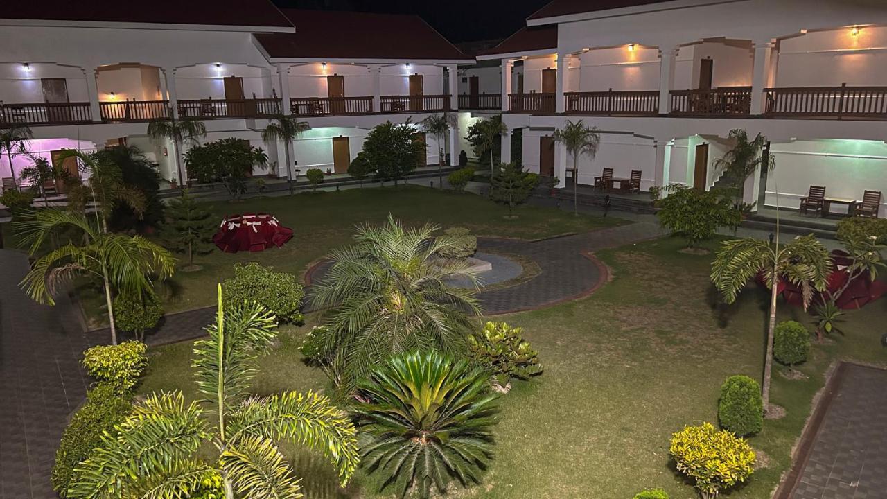 Hotel Earth Light Sauraha Читван Екстериор снимка