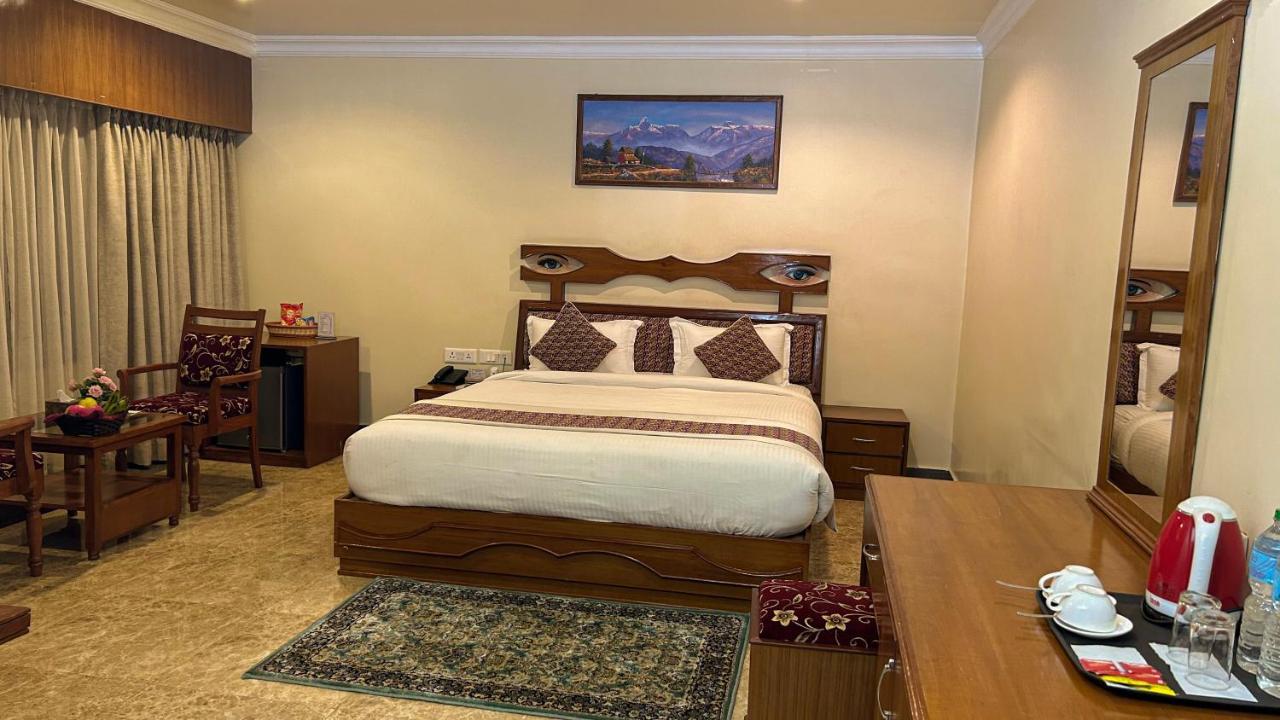 Hotel Earth Light Sauraha Читван Екстериор снимка
