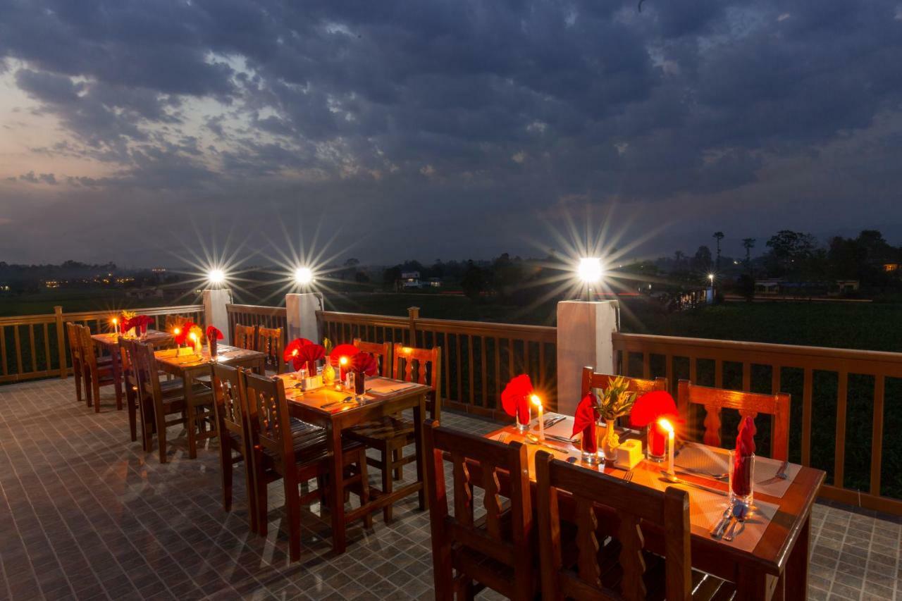 Hotel Earth Light Sauraha Читван Екстериор снимка