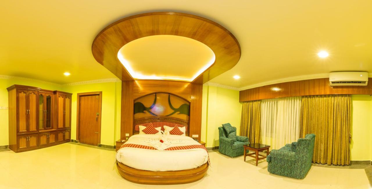 Hotel Earth Light Sauraha Читван Екстериор снимка