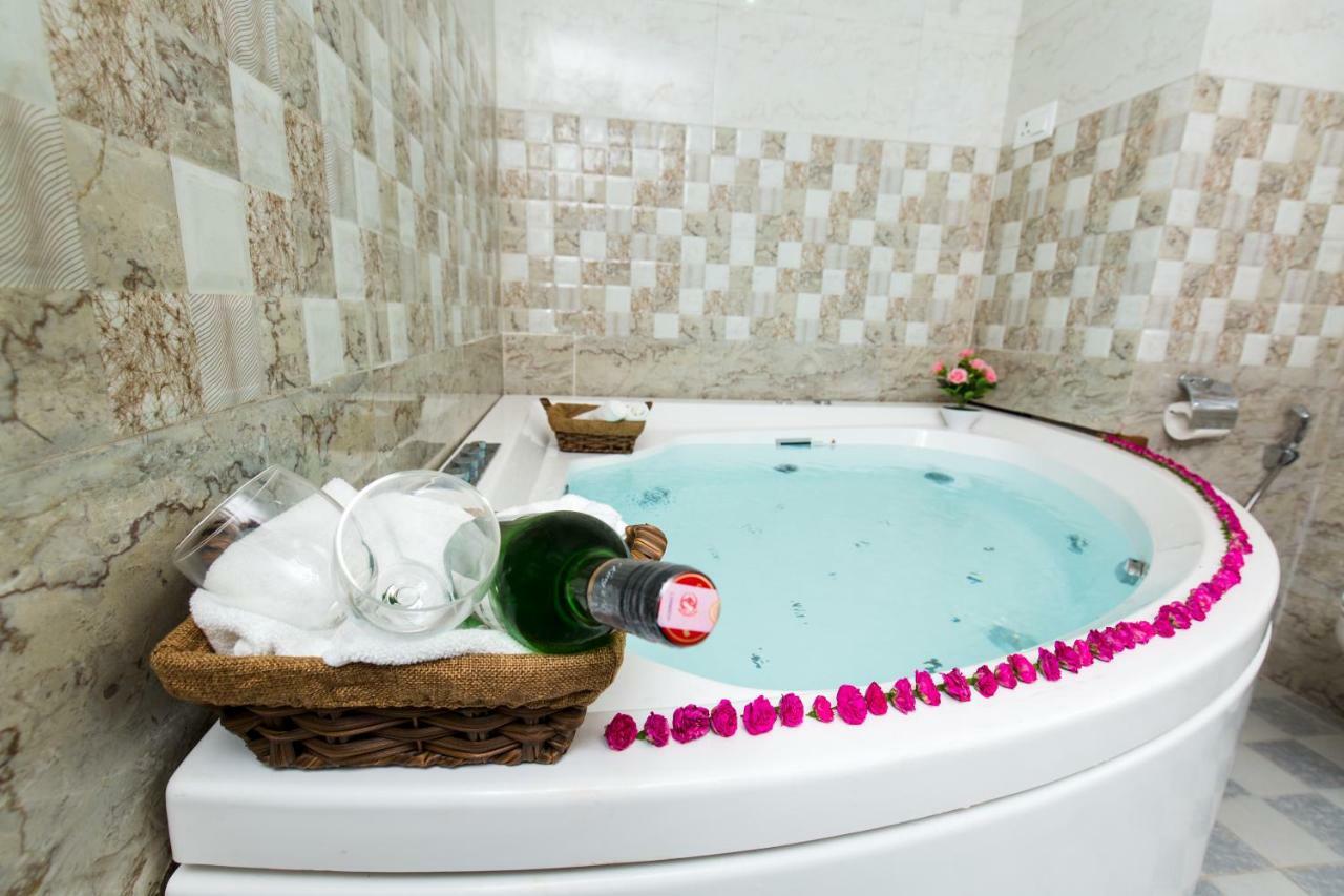 Hotel Earth Light Sauraha Читван Екстериор снимка