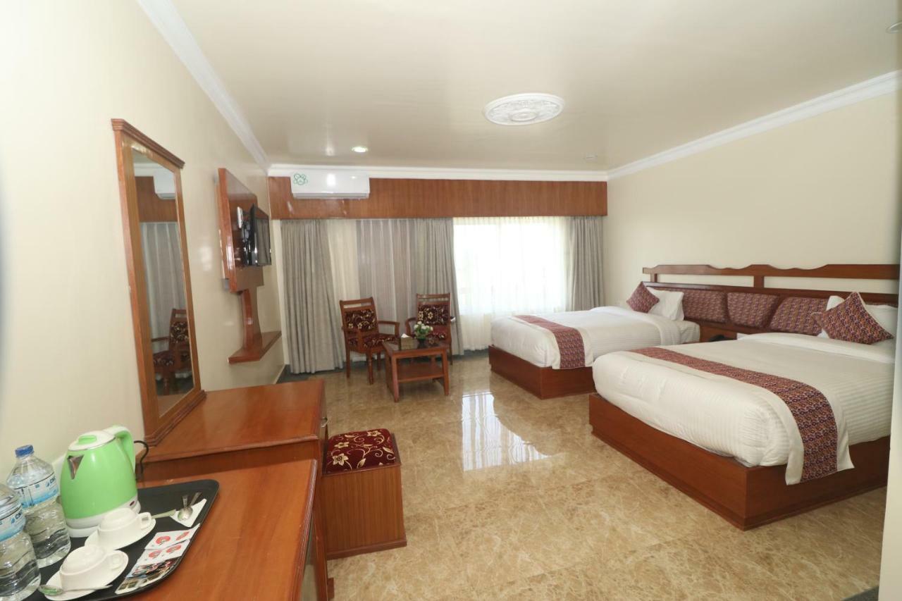 Hotel Earth Light Sauraha Читван Екстериор снимка