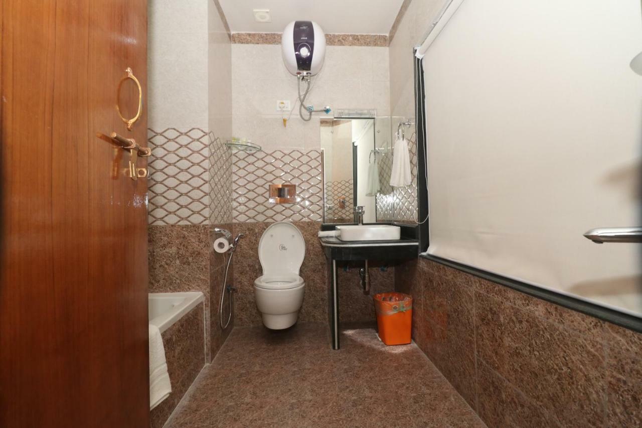 Hotel Earth Light Sauraha Читван Екстериор снимка